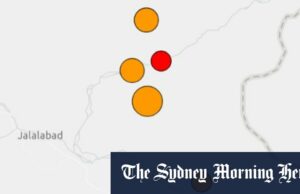 Centenas temiam morto após o terremoto de magnitude 6.0 atingir o Afeganistão O terremoto estava centrado em 27 quilômetros a leste-nordeste da cidade de Jalalabad, Afeganistão.