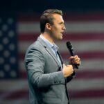 Uma mensagem direta do ativista conservador Charlie Kirk para Van Jones, um dia antes de Kirk ser baleado e morto em um evento de fala. - Van Jones