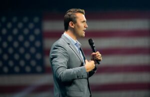 Charlie Kirk DM me dM antes de ser morto. Bem aqui está o que ele afirmou Uma mensagem direta do ativista conservador Charlie Kirk para Van Jones, um dia antes de Kirk ser baleado e morto em um evento de fala. - Van Jones