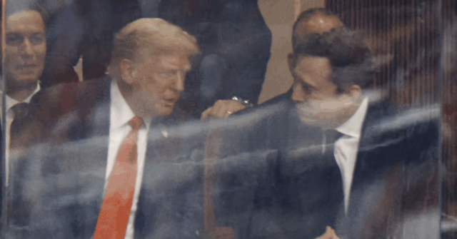 Presidente Donald Trump e Elon Musk conversam no Memorial for Charlie Kirk