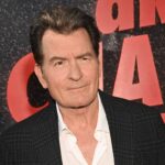 Charlie Sheen se abre sobre fazer sexo com homens no novo documentário da Netflix: “Muito disso foi divertido”