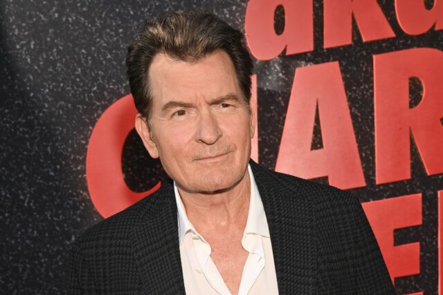 Charlie Sheen se abre sobre fazer sexo com homens no novo documentário da Netflix: “Muito disso foi divertido”

