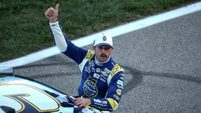 Chase Elliott corre do 8º para vencer em duas voltas no Kansas 

