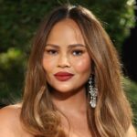 Chrissy Teigen expõe o uso de ozempic após sua perda de maternidade: 'estômago sem filho nele'