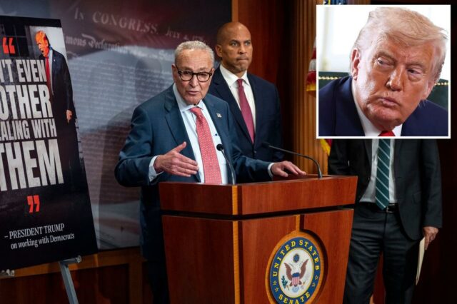 O líder da minoria Chuck Schumer fala em uma conferência de imprensa com os senadores Cory Booker e Brian Schatz.