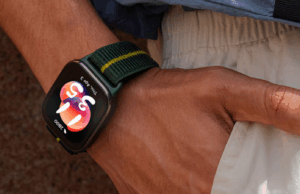 Classificando o relógio Motorola Moto adequado para metade A renderização do Relógio de Moto se encaixa em seu colorway verde de trekking.