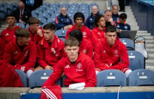 Clube Verifique se eles realmente autorizaram ‘deslumbrando’ o rapaz utd jovem em financiamento, aplaudem seu objetivo ‘impulsos’ Ethan Ennis em treinamento com o Manchester United.