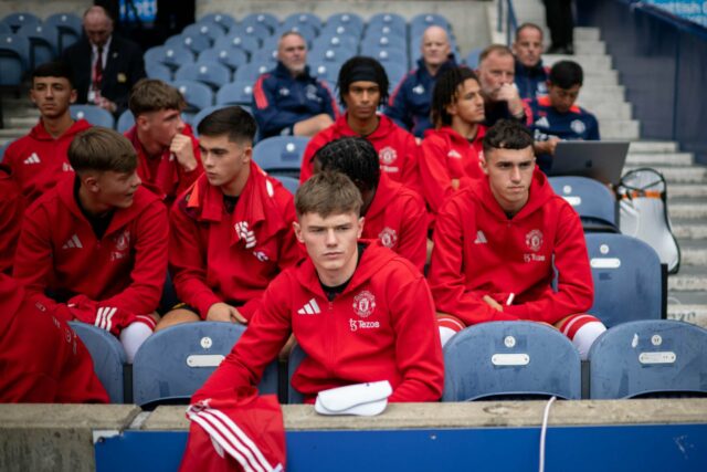 Ethan Ennis em treinamento com o Manchester United.