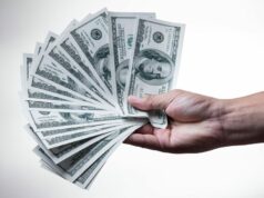 Com 3 lançamentos novos em folha, os itens da Apple certamente serão maiores do que nunca Com três novos lançamentos futuros, os produtos da Apple aumentarão os preços mais altos do que nunca | Mão segurando um monte de notas de US $ 100