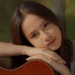 Começando pela atriz e Tiktokers, Barbie Arzetta lançou a música Holding Back Homesick