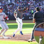 O arremessador do New York Mets, Nolan McLean (26), perde a bolsa, permitindo que a terceira base da Washington Nationals Brady House (55) no New York Mets Base Pete Alonso (20) Erro durante o segundo turno, quando o New York Mets jogou o Washington Nationals no sábado, 20 de setembro de 2025 no Citi Field, em Queens, NY.