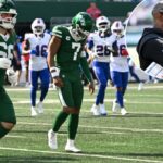 Justin Fields reage durante o jogo Jets-Bills em 14 de setembro de 2025.