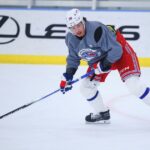 Artemi Panarin procura passar durante a prática dos Rangers em 18 de setembro de 2025.