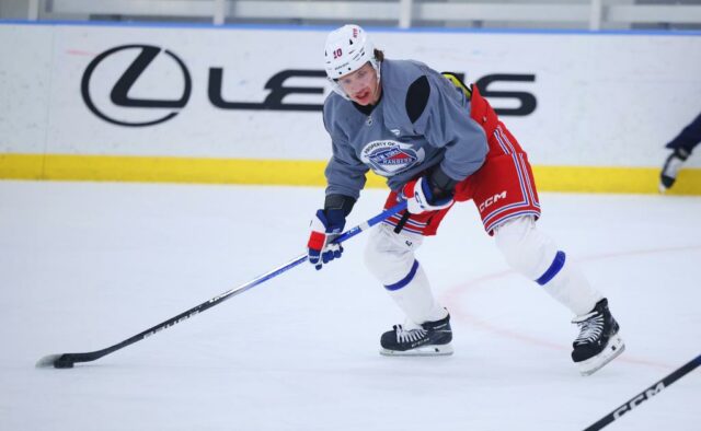 Artemi Panarin procura passar durante a prática dos Rangers em 18 de setembro de 2025. 