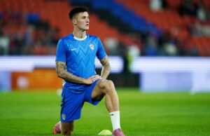 Como Benjamin Sesko se acendeu na perda da Eslovênia contra a Suíça, e os positivos para o masculino UTD Benjamin Sesko chegando ao estádio antes de enfrentar a Suíça