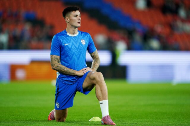 Benjamin Sesko chegando ao estádio antes de enfrentar a Suíça