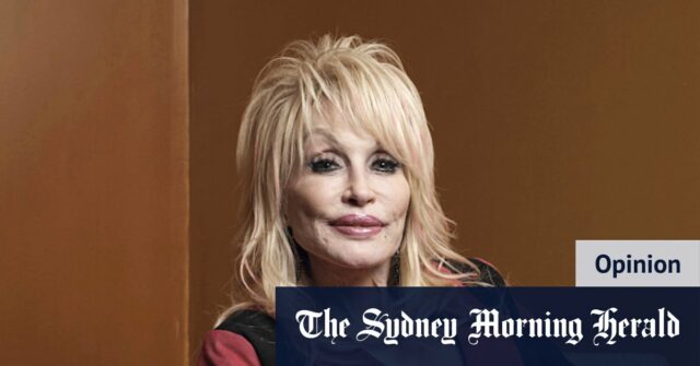 Em seu sul nativo, os estados da Bíblia da Antiga Confederação, Dolly Parton permaneceu popular, apesar de defender os direitos das mulheres e queer.