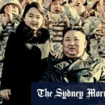 Esta foto foi fornecida pelo governo norte-coreano e mostra Kim Jong-un, centro, com sua filha, Kim Ju-Ae, revisando a guarda de honra durante sua visita à sede da Marinha em 2023.