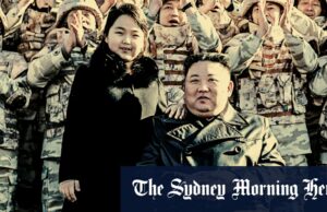 Como a Coréia do Norte promove a ‘querida filha’ de Kim como um herdeiro digno Esta foto foi fornecida pelo governo norte-coreano e mostra Kim Jong-un, centro, com sua filha, Kim Ju-Ae, revisando a guarda de honra durante sua visita à sede da Marinha em 2023.