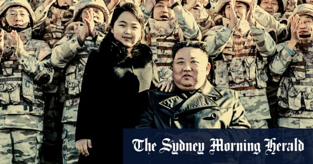 Esta foto foi fornecida pelo governo norte-coreano e mostra Kim Jong-un, centro, com sua filha, Kim Ju-Ae, revisando a guarda de honra durante sua visita à sede da Marinha em 2023. 