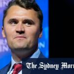 Charlie Kirk chega a um comício de campanha para Donald Trump em Las Vegas no ano passado.