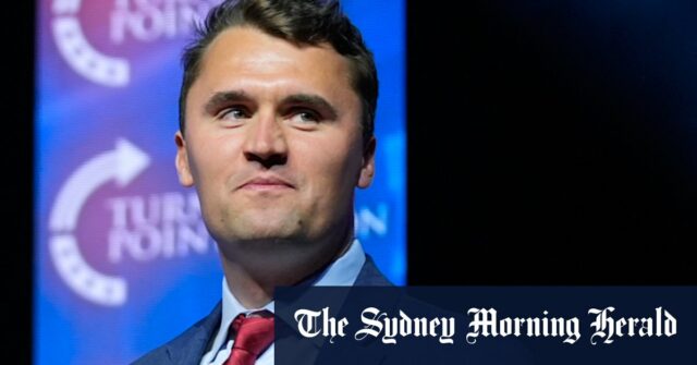 Charlie Kirk chega a um comício de campanha para Donald Trump em Las Vegas no ano passado.