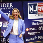 O republicano Jack Ciattarelli responde a perguntas durante o primeiro debate governamental eleitoral geral com o oponente democrata Mikie Sherrill, domingo, 21 de setembro de 2025, em Lawrenceville, NJ (AP Photo/Noah K. Murray)
