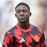KOBBIE MAINOO AQUECIMENTO PARA O MANCHESTER UNIDADO NA PRESENTA.
