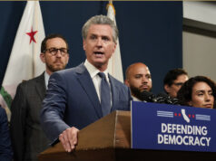 Como os estados azuis podem se salvar do deslizamento da América em idiocracia A prefeita de Boston, Michelle Wu, centro, é acompanhada pelo senador Ed Markey, D-Mass., Esquerda e a senadora Elizabeth Warren, D-Mass., Direita, enquanto fala durante uma entrevista de imprensa de delegação do congresso de Massachusetts sobre as ações da administração de Trump em Massachusetts, terça-feira, 4 de março, 20 de março, 20 de março. (AP Photo/Rod Lamkey, Jr.)