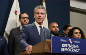 Como os estados azuis podem se salvar do deslizamento da América em idiocracia A prefeita de Boston, Michelle Wu, centro, é acompanhada pelo senador Ed Markey, D-Mass., Esquerda e a senadora Elizabeth Warren, D-Mass., Direita, enquanto fala durante uma entrevista de imprensa de delegação do congresso de Massachusetts sobre as ações da administração de Trump em Massachusetts, terça-feira, 4 de março, 20 de março, 20 de março. (AP Photo/Rod Lamkey, Jr.)