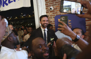 ‘Comunista’ Mamdani está muito bem O candidato a prefeito Andrew Cuomo fala com os apoiadores durante um partido democrata de vigilância primária, terça -feira, 24 de junho de 2025, em Nova York. (AP Photo/Yuki Iwamura)
