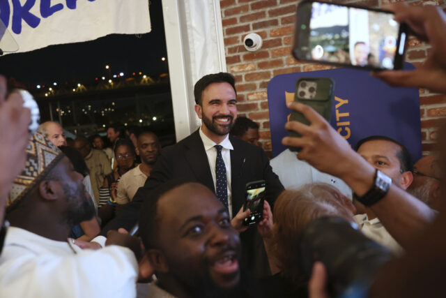 O candidato a prefeito Andrew Cuomo fala com os apoiadores durante um partido democrata de vigilância primária, terça -feira, 24 de junho de 2025, em Nova York. (AP Photo/Yuki Iwamura)