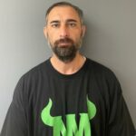 Um técnico assistente de um time de futebol juvenil de New Milford foi preso por empurrar um jogador de 7 anos de um time adversário para o chão, informou a polícia.