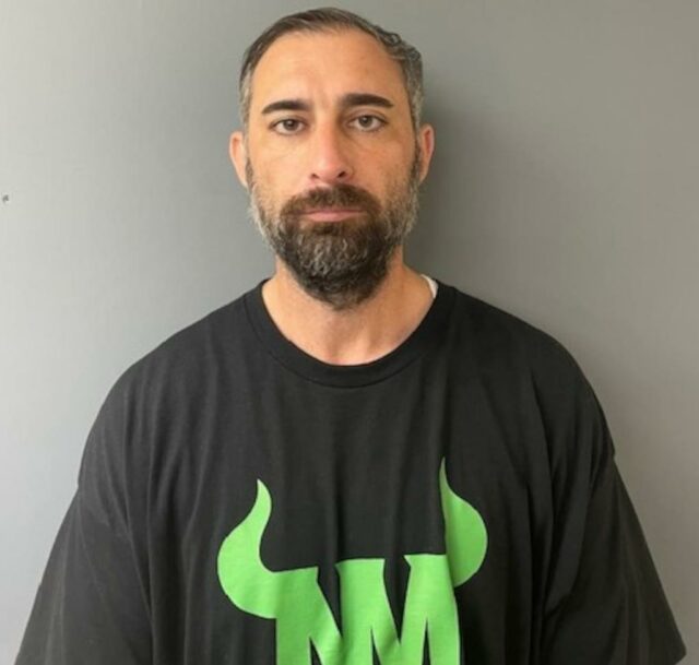 Um técnico assistente de um time de futebol juvenil de New Milford foi preso por empurrar um jogador de 7 anos de um time adversário para o chão, informou a polícia.