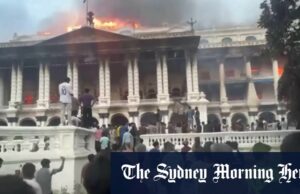 Construindo o governo em chamas no protesto do Nepal Construindo o governo em chamas no protesto do Nepal