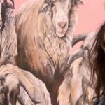 Coral Bay Local Sadie James é uma artista profissional que vive em dois mundos