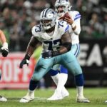 O guarda do Dallas Cowboys, Tyler Smith (73), se prepara para bloquear durante a segunda metade de um jogo de futebol da NFL contra o Philadelphia Eagles, quinta -feira, 4 de setembro de 2025, na Filadélfia.