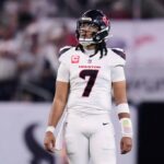 O quarterback do Dallas Cowboys, Dak Prescott, aquece antes de um jogo de futebol da NFL contra o Philadelphia Eagles na quinta -feira, 4 de setembro de 2025, na Filadélfia.