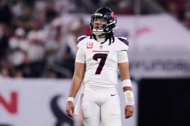 O quarterback do Dallas Cowboys, Dak Prescott, aquece antes de um jogo de futebol da NFL contra o Philadelphia Eagles na quinta -feira, 4 de setembro de 2025, na Filadélfia. 