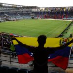 Os fãs da Colômbia posam com bandeira gigante no estádio de futebol