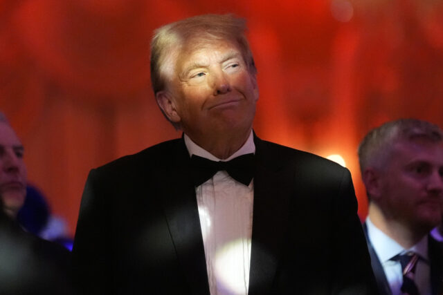 O CEO do Facebook, Mark Zuckerberg, ouve o presidente Donald Trump fala durante um jantar na sala de jantar do estado da Casa Branca, quinta -feira, 4 de setembro de 2025, em Washington. (AP Photo/Alex Brandon)