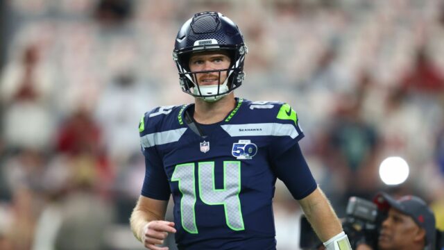 Cumprir o LIVE: Darnold descobre Barner para TD para fornecer ao Seahawks o líder 

