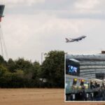 O avião da British Airways decolando do aeroporto de Heathrow, com a torre de controle e as casas em primeiro plano.