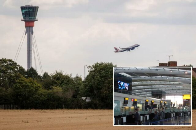 O avião da British Airways decolando do aeroporto de Heathrow, com a torre de controle e as casas em primeiro plano.