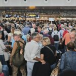 As pessoas estão em uma fila para fazer o check -in depois que um ataque cibernético causou atrasos no Aeroporto Internacional de Bruxelas em Zaventem, Bélgica, sábado, 20 de setembro de 2025. (AP Photo/Harry Nakos)