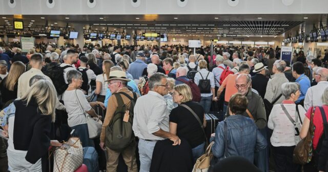 As pessoas estão em uma fila para fazer o check -in depois que um ataque cibernético causou atrasos no Aeroporto Internacional de Bruxelas em Zaventem, Bélgica, sábado, 20 de setembro de 2025. (AP Photo/Harry Nakos)