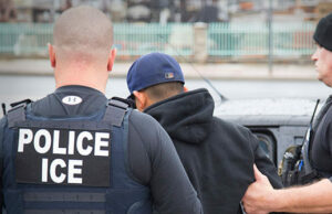 DOJ: Mulheres seguiram o agente de gelo, transmitiu sua casa para Mob Online DOJ: Mulheres seguiram o agente de gelo, transmitiu sua casa para Mob Online