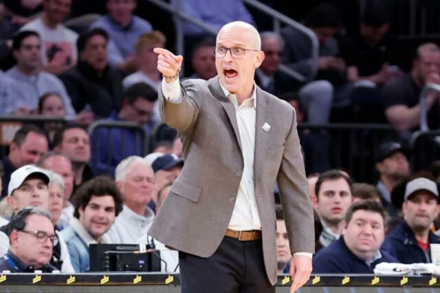 O treinador de Dan Hurley, do Connecticut Huskies, reage na linha lateral no primeiro tempo no Madison Square Garden, em Nova York, Nova York, EUA, quinta -feira, 13 de março de 2025. 