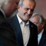 Masoud Pezeshkian, presidente do Irã, entra em um quarto para uma oportunidade fotográfica durante a Assembléia Geral das Nações Unidas na sede das Nações Unidas, quinta -feira, 25 de setembro de 2025.