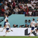Luke Shaw, Declan Rice e Mason Mount of England conversam na linha lateral durante a partida do grupo B da Copa do Mundo da FIFA 2022 entre a Inglaterra e os EUA no Al Bayt Stadium em 25 de novembro de 2022